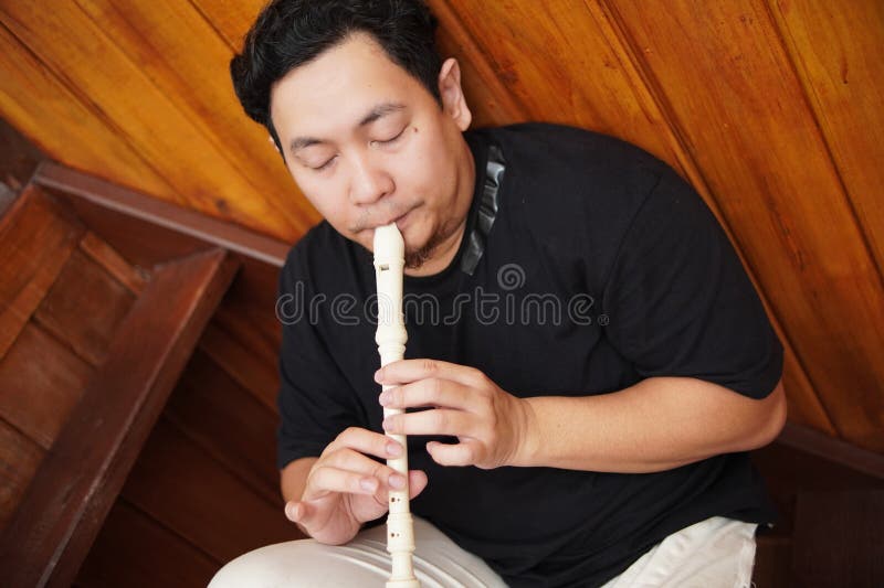 Asiatischer Musiker mit Flötenflöte stockbilder