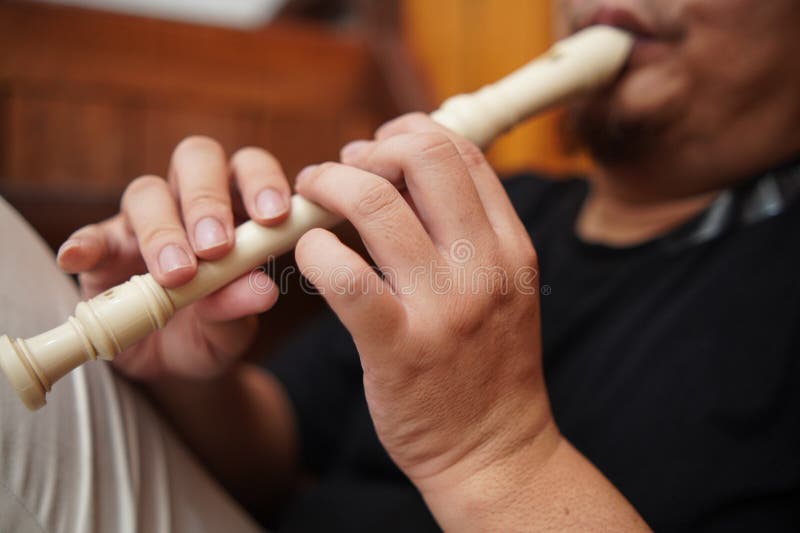 Asiatischer Musiker mit Flötenflöte lizenzfreie stockfotos