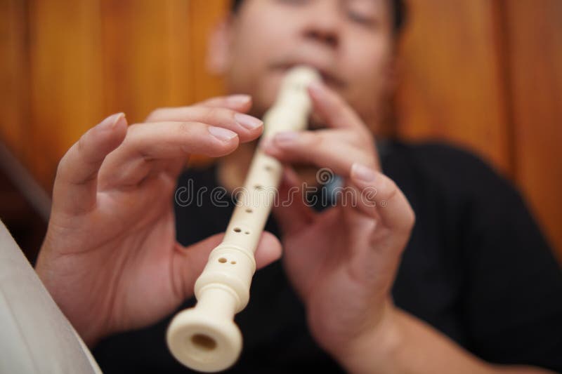 Asiatischer Musiker mit Flötenflöte lizenzfreies stockfoto