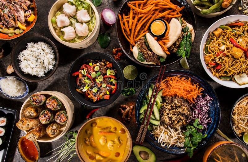Asiatischer Nahrungsmittelhintergrund mit verschiedenen Bestandteilen auf rustikalem Steinhintergrund, Draufsicht stockfoto Asiatischer Nahrungsmittelhintergrund mit verschiedenen Bestandteilen auf rustikalem Steinhintergrund, Draufsicht stockfoto