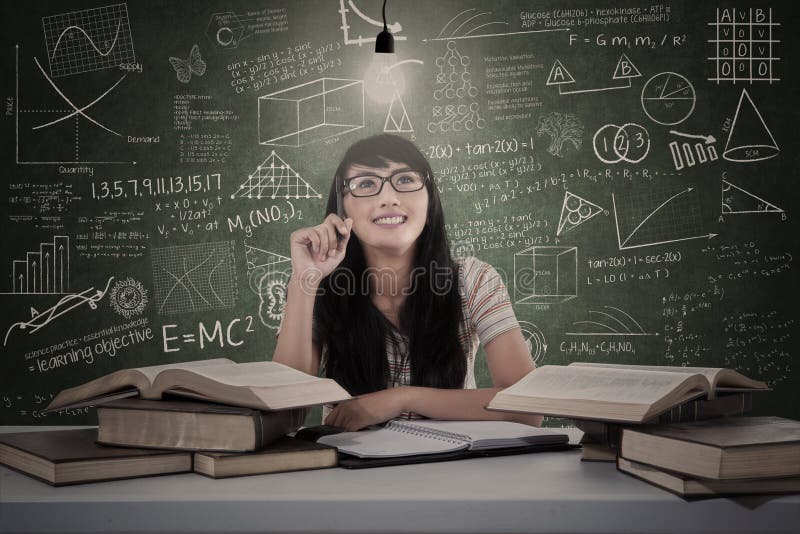 Asiatischer Student, der an Lösung in der Klasse denkt lizenzfreie stockfotos Asiatischer Student, der an Lösung in der Klasse denkt lizenzfreie stockfotos