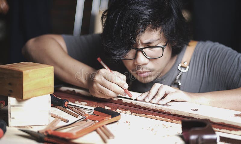 Asiatischer Tischler Working in der Holzbearbeitungs-Werkstatt Herstellung der Linie Esprit lizenzfreies stockfoto Asiatischer Tischler Working in der Holzbearbeitungs-Werkstatt Herstellung der Linie Esprit lizenzfreies stockfoto
