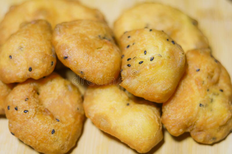 Asiatischer traditioneller Nahrungabschluß oben des frittierten hölzernen Hintergrundes des Teigstockes Â, Imbiss oder Frühstück lizenzfreie stockfotografie Asiatischer traditioneller Nahrungabschluß oben des frittierten hölzernen Hintergrundes des Teigstockes Â, Imbiss oder Frühstück lizenzfreie stockfotografie