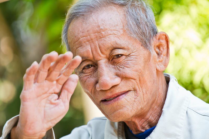 Asiatisches altes offenes Porträt des älteren Mannes