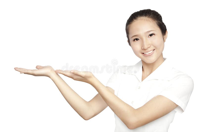 Asiatisches Erscheinen der jungen Frau Ihr Produkt getrennt stockfotografie Asiatisches Erscheinen der jungen Frau Ihr Produkt getrennt stockfotografie