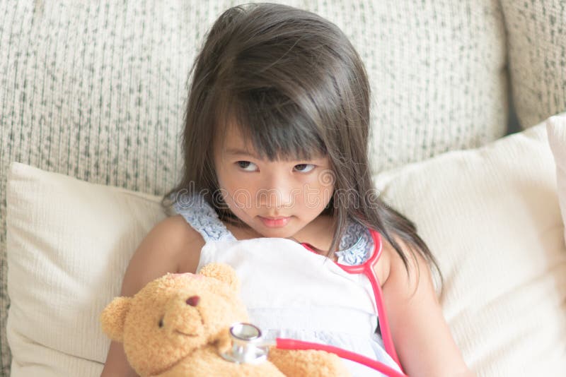 Asiatisches Freches Nettes Kleines Mädchen Das Doktor Mit Stethoskop Spielt Stockbild Bild