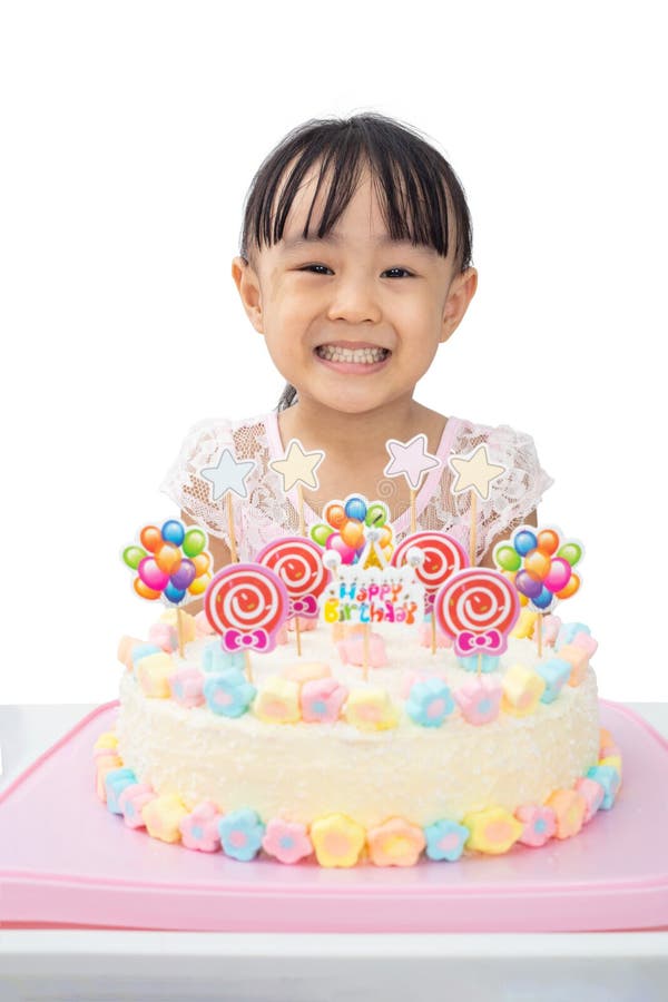 Asiatisches kleines chinesisches Mädchen, das Geburtstag feiert stockbild