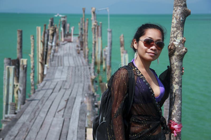 Asiatisches Mädchen auf hölzernem Pier-KOH samui lizenzfreie stockbilder Asiatisches Mädchen auf hölzernem Pier-KOH samui lizenzfreie stockbilder