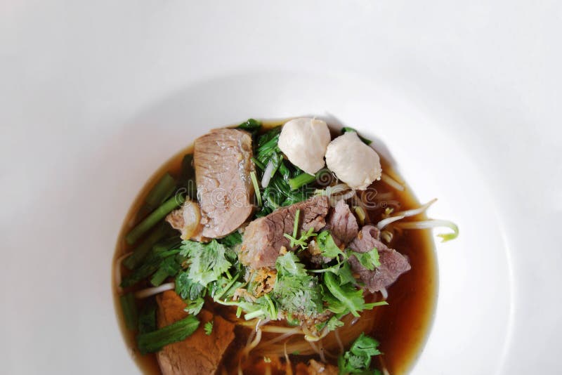 Asiatisches Reisnudelrezept in der weißen Schüssel, gesehen von der Spitze stockbild Asiatisches Reisnudelrezept in der weißen Schüssel, gesehen von der Spitze stockbild