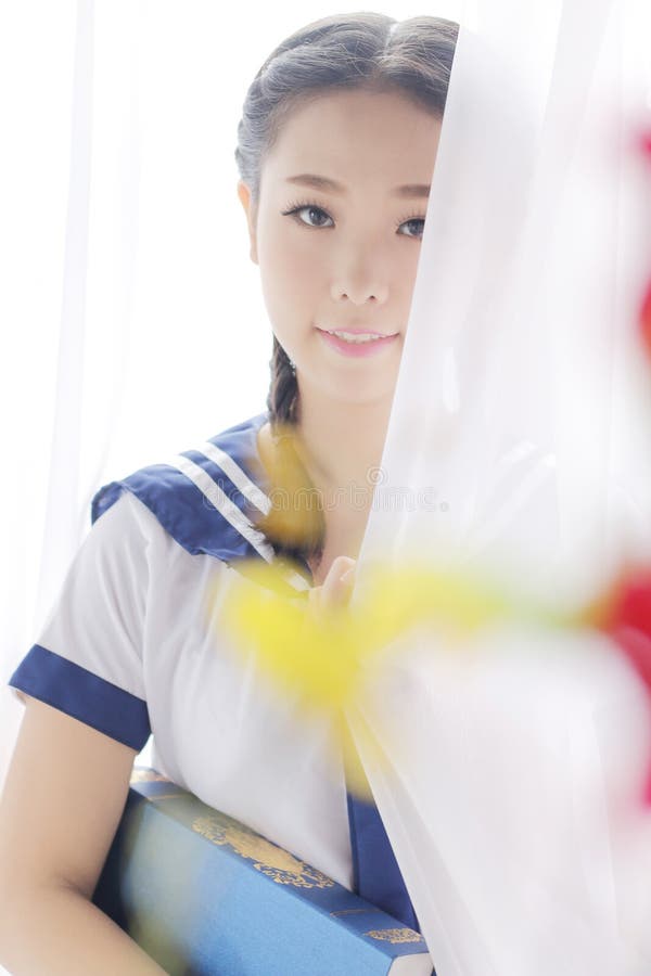 Asiatisches Schulmädchen lizenzfreie stockfotografie Asiatisches Schulmädchen lizenzfreie stockfotografie