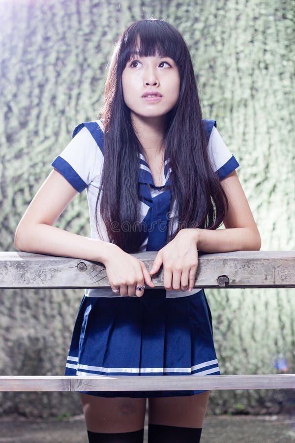 Asiatisches Schulmädchen des älteren Hochs stockfotos Asiatisches Schulmädchen des älteren Hochs stockfotos