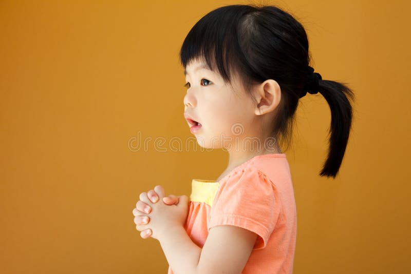 Asiatisches Schätzchenkindmädchen betet lizenzfreie stockfotografie Asiatisches Schätzchenkindmädchen betet lizenzfreie stockfotografie