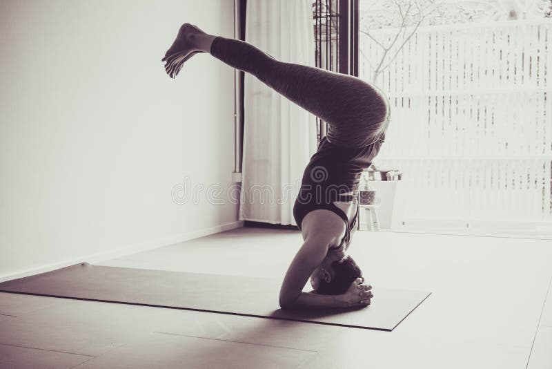 Asiatisches übendes Yoga der jungen Frau im grauen Hintergrund Junges peop lizenzfreie stockfotografie Asiatisches übendes Yoga der jungen Frau im grauen Hintergrund Junges peop lizenzfreie stockfotografie