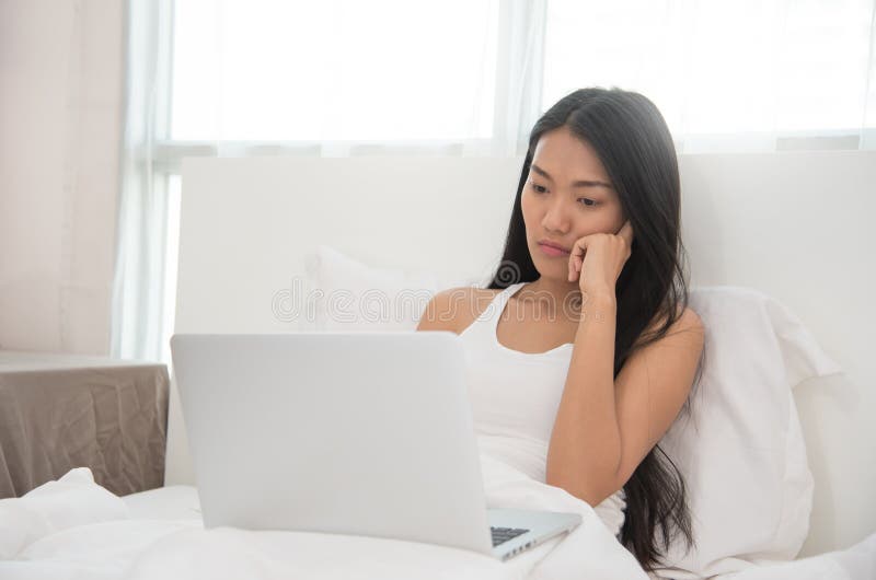 Asiatisk flicka som använder bärbara datorn arkivfoto Asiatisk flicka som använder bärbara datorn arkivfoto