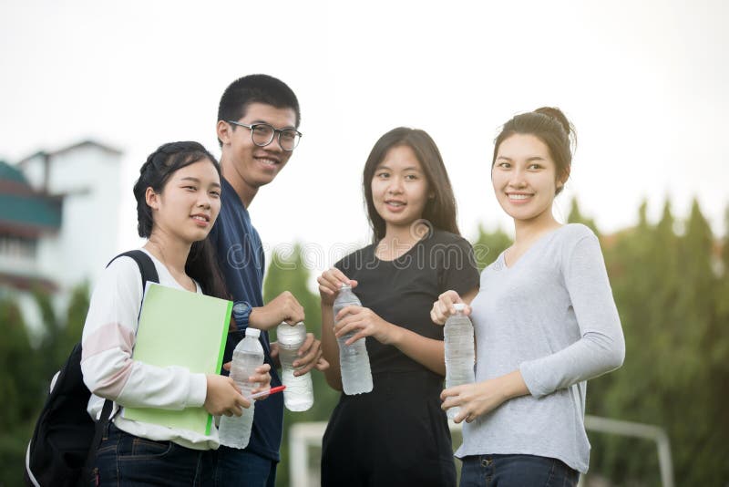 Asiatisk grupp av studenter som delar med idéerna för att arbeta och arkivbilder Asiatisk grupp av studenter som delar med idéerna för att arbeta och arkivbilder