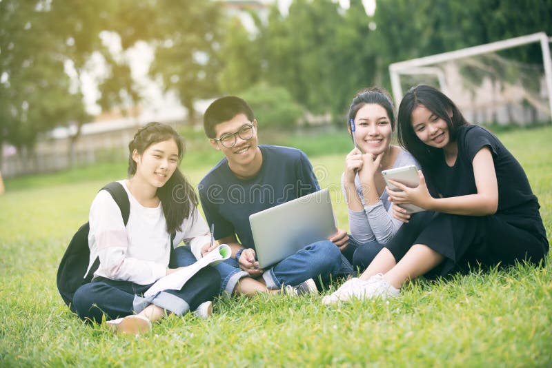 Asiatisk grupp av studenter som delar med idéerna för att arbeta på th arkivbilder Asiatisk grupp av studenter som delar med idéerna för att arbeta på th arkivbilder