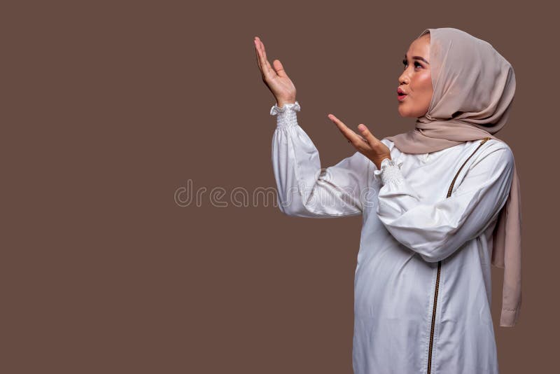 Asiatisk hijab-kvinna som visar nuvarande gestaltning isolerad på ren bakgrund fotografering för bildbyråer