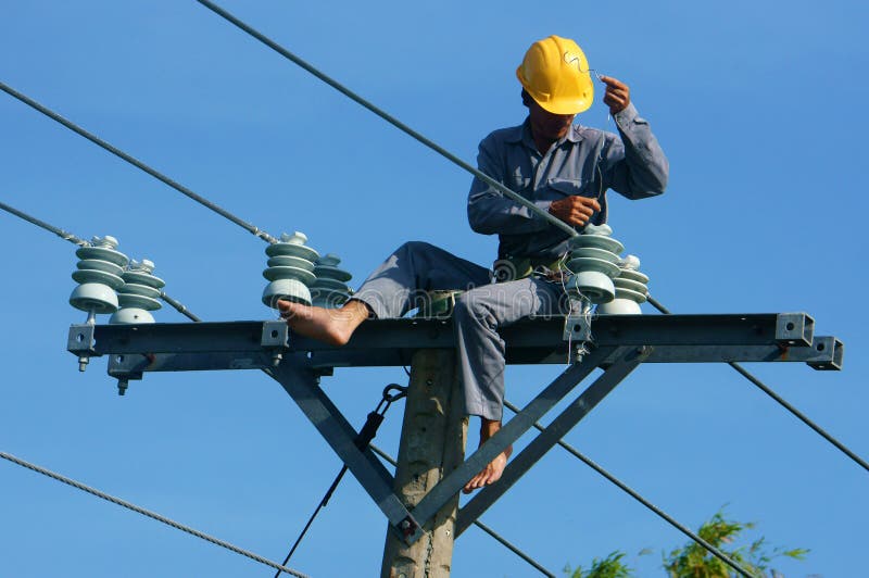 Asiatisk hög elektrikerklättring, arbete på elektrisk pol royaltyfri bild Asiatisk hög elektrikerklättring, arbete på elektrisk pol royaltyfri bild