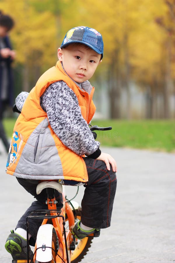 asiatisk höstpojke fotografering för bildbyråer asiatisk höstpojke fotografering för bildbyråer