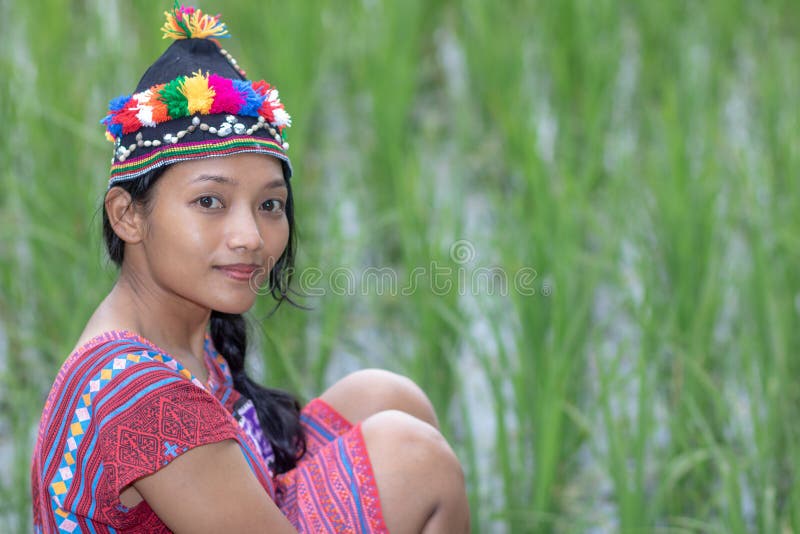 Asiatisk kvinna i den traditionella dräkten för Karen royaltyfria foton Asiatisk kvinna i den traditionella dräkten för Karen royaltyfria foton