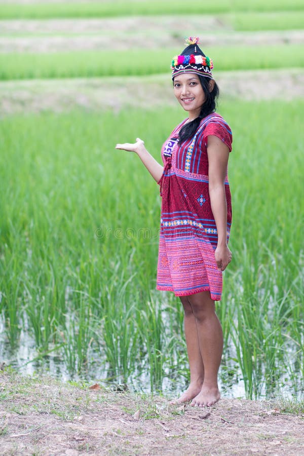Asiatisk kvinna i den traditionella dräkten för Karen arkivbild Asiatisk kvinna i den traditionella dräkten för Karen arkivbild