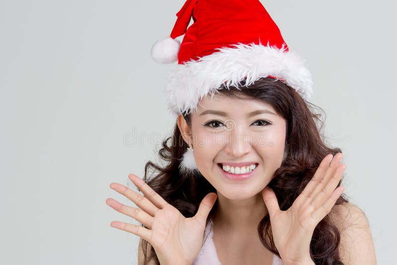 Asiatisk kvinna med den upphetsade santa klänningen arkivbild Asiatisk kvinna med den upphetsade santa klänningen arkivbild