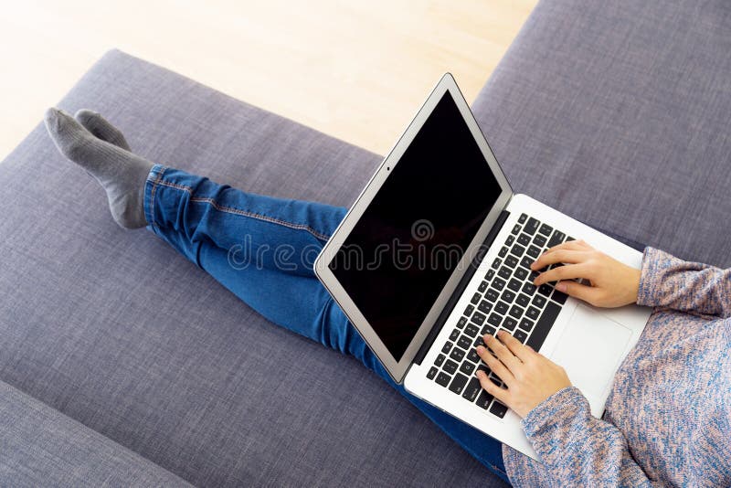 Asiatisk kvinna som använder bärbara datorn