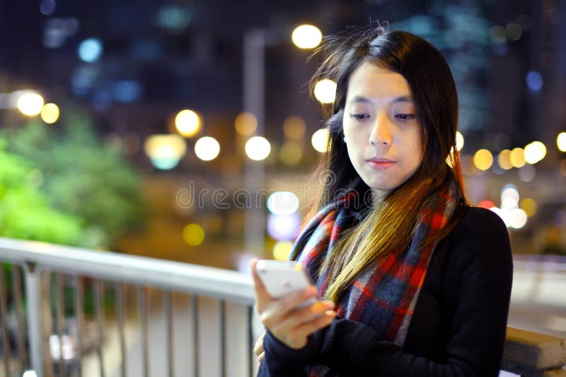 Asiatisk kvinna som använder mobilen
