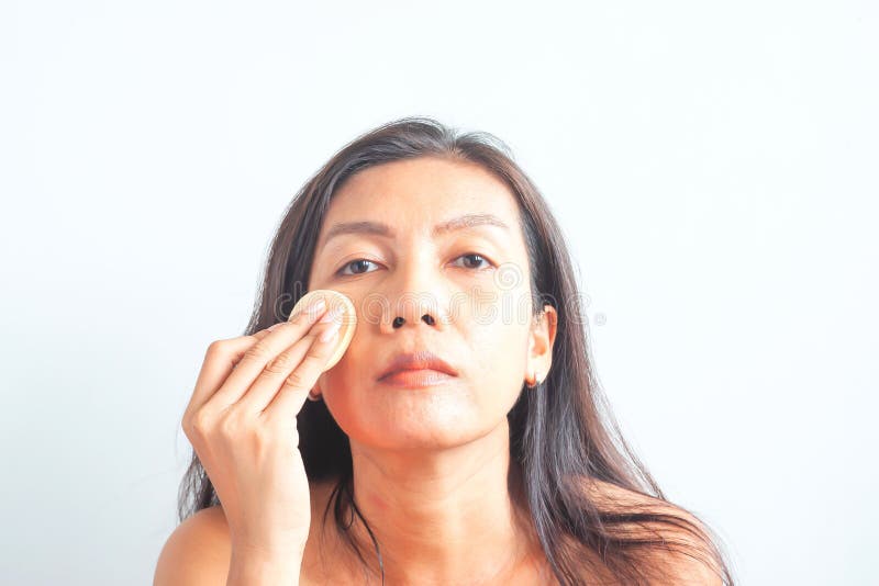 Asiatisk kvinna som applicerar fundamentpulver p? framsidan, hudproblem Sk?nhet och v?rd- arkivbilder Asiatisk kvinna som applicerar fundamentpulver p? framsidan, hudproblem Sk?nhet och v?rd- arkivbilder