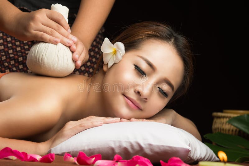 Asiatisk kvinna som får thai växt- kompressmassage arkivbilder Asiatisk kvinna som får thai växt- kompressmassage arkivbilder