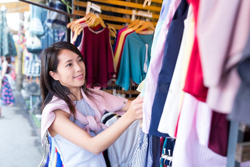 Asiatisk kvinnashopping i gatamarknad arkivbilder Asiatisk kvinnashopping i gatamarknad arkivbilder