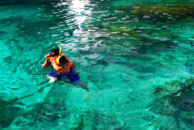 Asiatisk man i orange flytv?st med att dyka maskeringen som snorklar p? det Andaman havet, Krabi, Thailand arkivfoton Asiatisk man i orange flytv?st med att dyka maskeringen som snorklar p? det Andaman havet, Krabi, Thailand arkivfoton