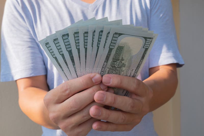 Asiatisk man som rymmer hundra dollarr?kning F?rm?gen och rikedombegrepp arkivbild Asiatisk man som rymmer hundra dollarr?kning F?rm?gen och rikedombegrepp arkivbild