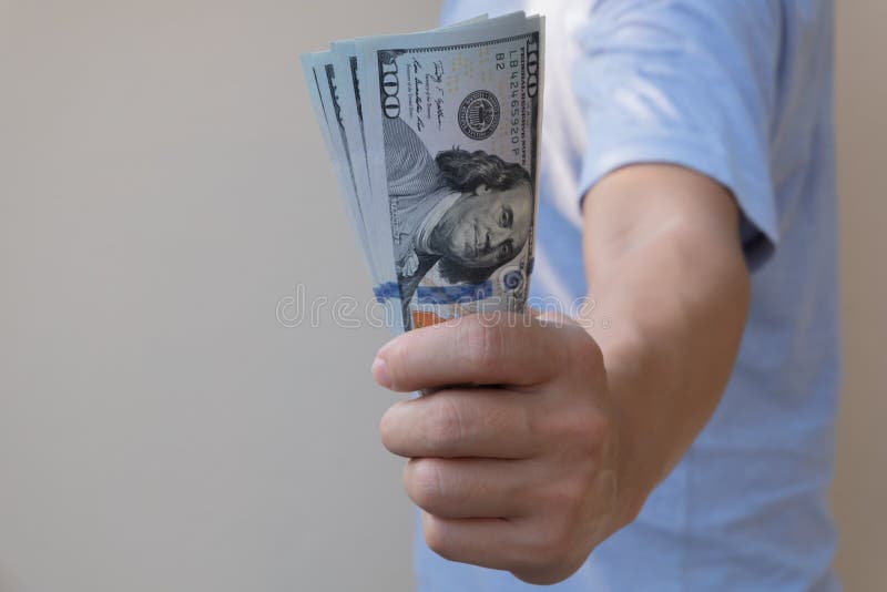 Asiatisk man som rymmer hundra dollarr?kning F?rm?gen och rikedombegrepp royaltyfria foton Asiatisk man som rymmer hundra dollarr?kning F?rm?gen och rikedombegrepp royaltyfria foton