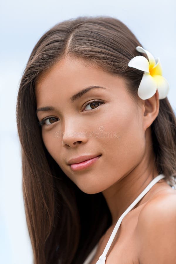 Asiatisk stående för blomma för ung kvinna för skönhet hawaiansk arkivbilder Asiatisk stående för blomma för ung kvinna för skönhet hawaiansk arkivbilder