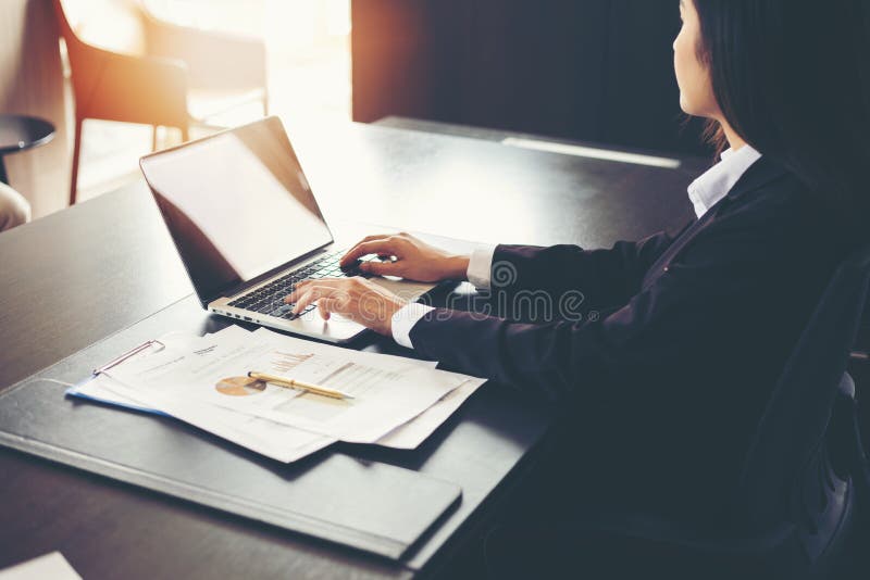Asiatiska affärskvinnor som använder bärbar datordatoranalys, dokumenterar royaltyfri fotografi Asiatiska affärskvinnor som använder bärbar datordatoranalys, dokumenterar royaltyfri fotografi