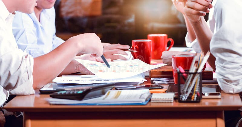 Asiatiska affärsmän och affärskvinnaanalysdokument på kontorstabellen med bärbar datordatoren och finansiellt diagramarbete för g royaltyfri foto Asiatiska affärsmän och affärskvinnaanalysdokument på kontorstabellen med bärbar datordatoren och finansiellt diagramarbete för g royaltyfri foto