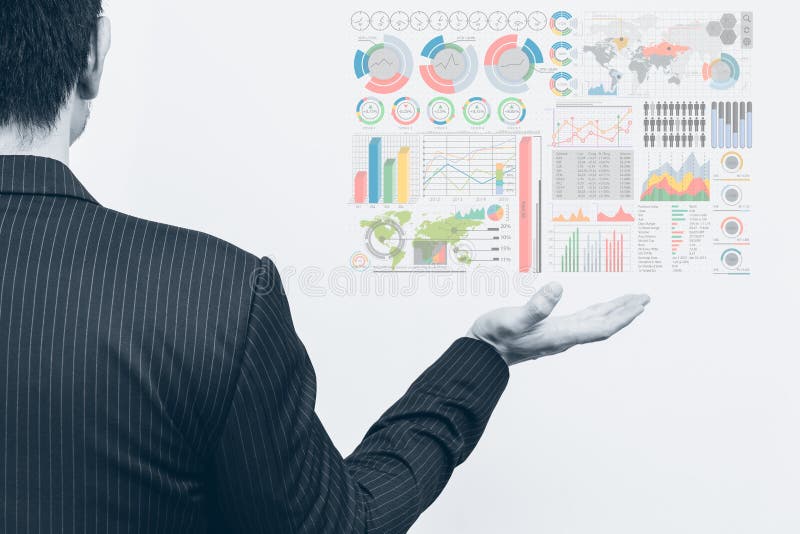 Asiatiska den öppna affärsmannen gömma i handflatan med marknadsföringsdiagraminfographics royaltyfri fotografi Asiatiska den öppna affärsmannen gömma i handflatan med marknadsföringsdiagraminfographics royaltyfri fotografi