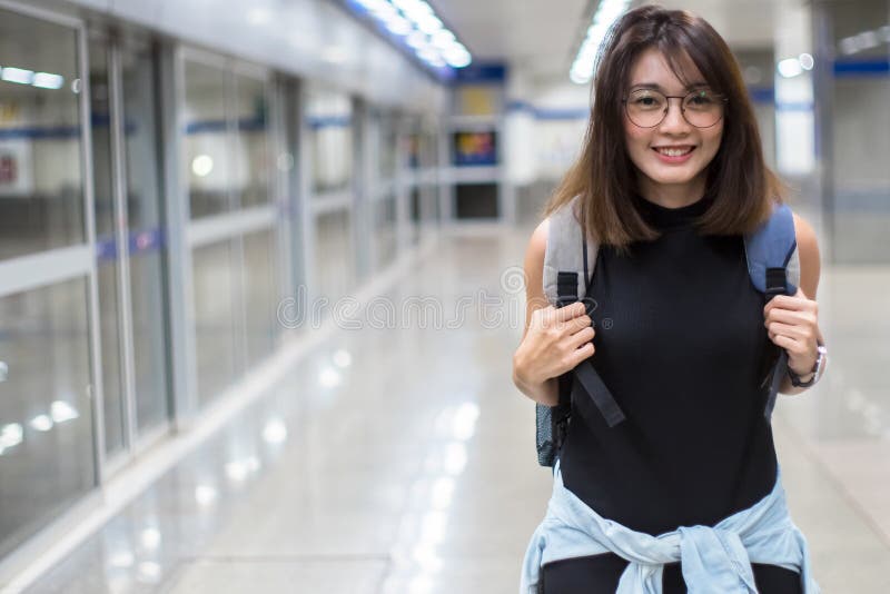 Asiatiska kvinnor reser med gångtunnelen i Thailand arkivbild Asiatiska kvinnor reser med gångtunnelen i Thailand arkivbild