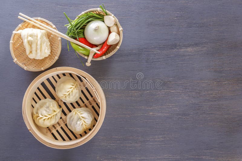 Asiatiska ångaklimpar - en traditionell maträtt av kinesiska druvor med varma grönsakaptitretare arkivbild Asiatiska ångaklimpar - en traditionell maträtt av kinesiska druvor med varma grönsakaptitretare arkivbild