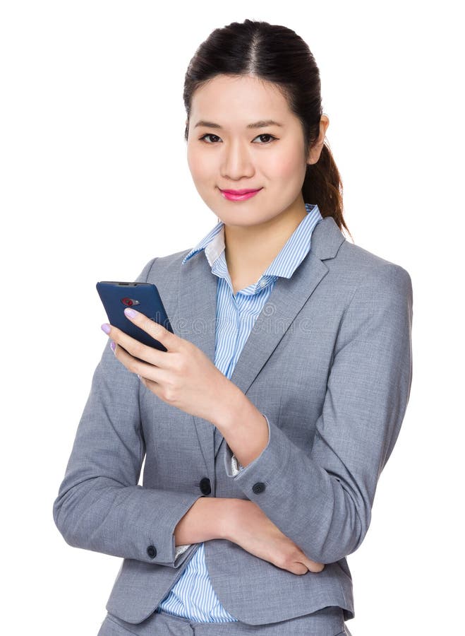 Asiatiskt affärskvinnabruk av mobiltelefonen