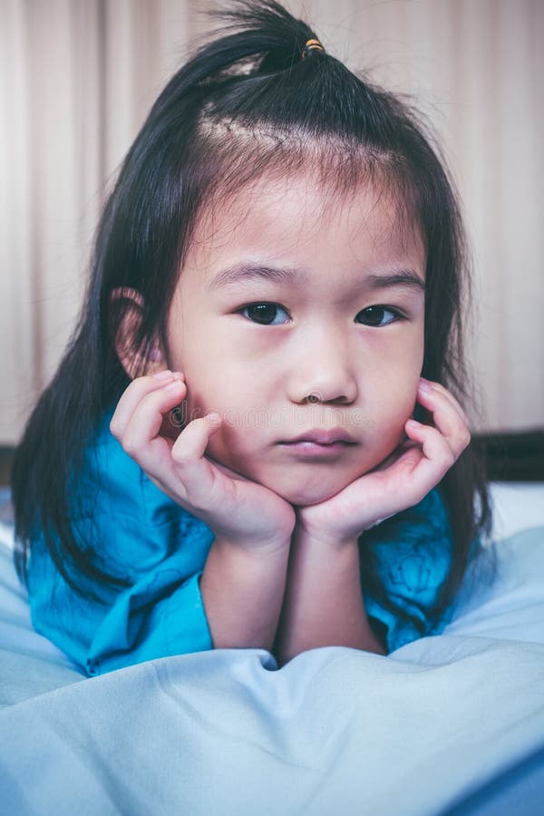 Asiatiskt barn för olycklig sjukdom som medges i sjukhus Inte gör de ser smaskiga royaltyfri bild Asiatiskt barn för olycklig sjukdom som medges i sjukhus Inte gör de ser smaskiga royaltyfri bild