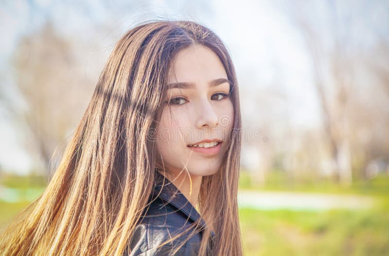 Asiatiskt europeiskt blandat lopp f?r h?rlig lycklig solskenflickaton?ring med den l?nga h?rst?enden arkivfoton Asiatiskt europeiskt blandat lopp f?r h?rlig lycklig solskenflickaton?ring med den l?nga h?rst?enden arkivfoton