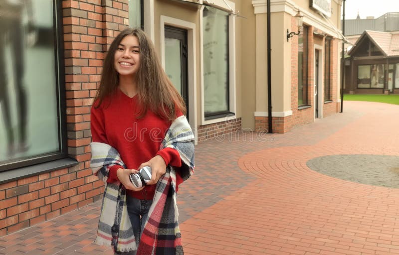 Asiatiskt flickaanseende vid byggnaden och le royaltyfri fotografi Asiatiskt flickaanseende vid byggnaden och le royaltyfri fotografi