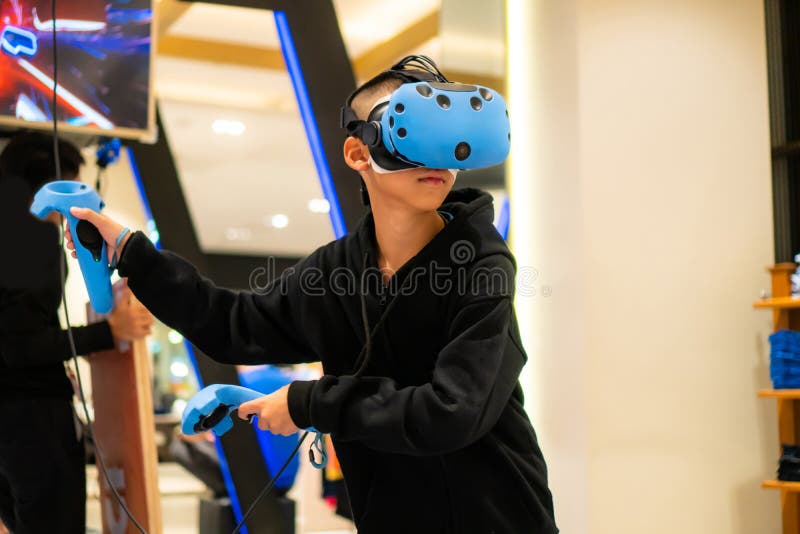 Asiatiskt folk som använder VR för klocka och leklek royaltyfri fotografi
