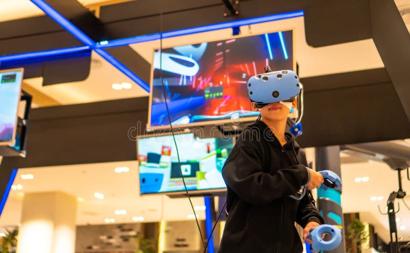 Asiatiskt folk som använder VR för klocka och leklek royaltyfri fotografi
