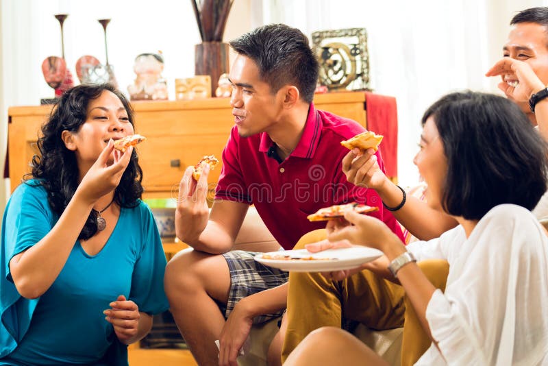Asiatiskt folk som äter pizza på deltagaren arkivbilder Asiatiskt folk som äter pizza på deltagaren arkivbilder