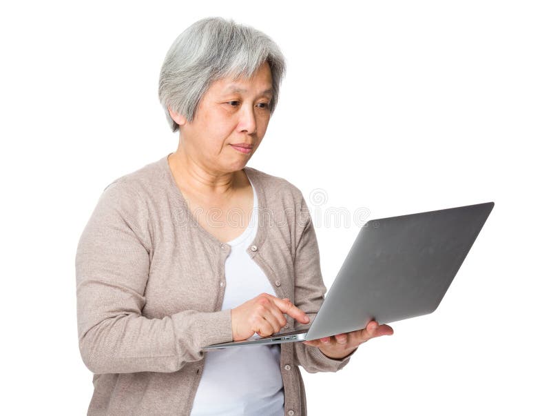 Asiatiskt kvinnabruk av bärbar datordatoren arkivfoto
