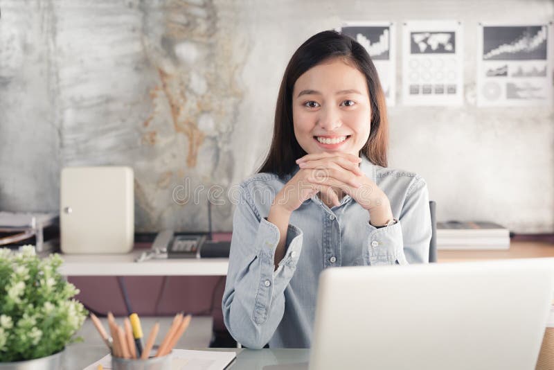 Asiats-Geschäftsfrau der neuen Generation, die Laptop im Büro, Asien verwendet lizenzfreie stockfotos Asiats-Geschäftsfrau der neuen Generation, die Laptop im Büro, Asien verwendet lizenzfreie stockfotos