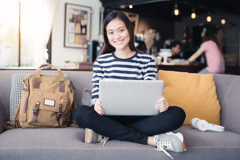Asiatsfrau der neuen Generation, die Laptop an der Kaffeestube, asiatischer wo verwendet lizenzfreie stockbilder Asiatsfrau der neuen Generation, die Laptop an der Kaffeestube, asiatischer wo verwendet lizenzfreie stockbilder